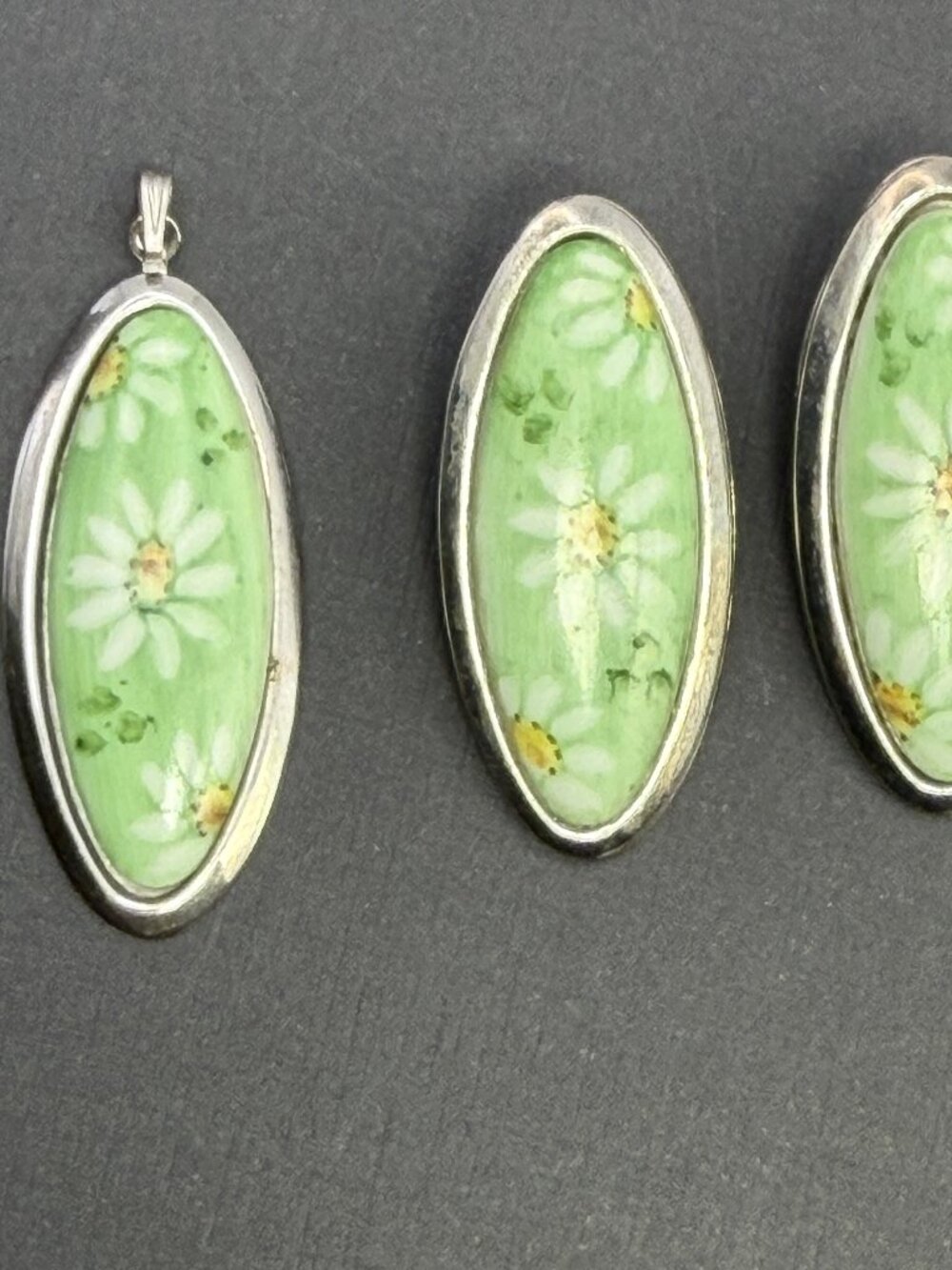 Vintage Green Daisy Floral Pendant Clip On Earrings Set Silver Tone
